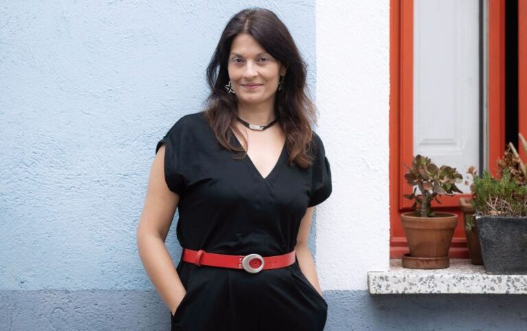 VERSOS SENSE FRONTERES  amb Corina Oproae, poeta i traductora.