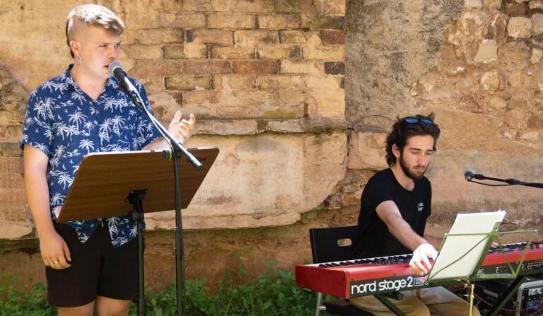 VOLEM PUNK I MOSSÈN CINTO! A càrrec del poeta Neil Sabatés i el cantautor Cai Godayol.